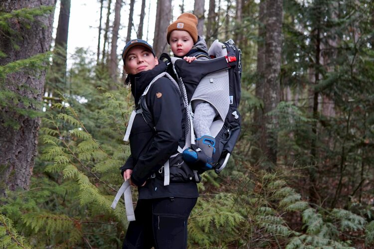 Comment bien choisir un porte-bébé de randonnée ?