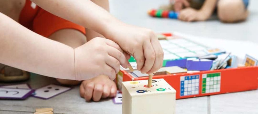 Sur quel principe repose la pédagogie Montessori ?
